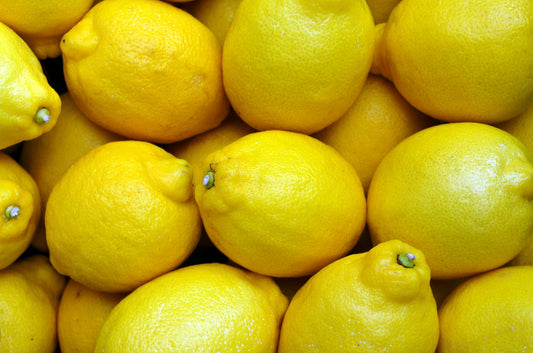 Il limone risveglia il metabolismo, depura il fegato e stimola l'intestino